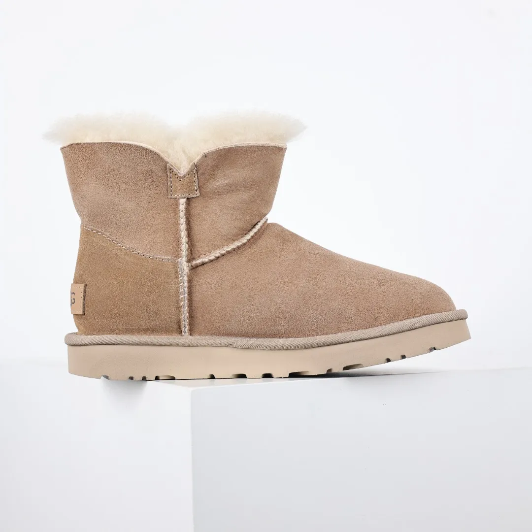 Pick up locally 💰540 The core recommendation is good price UGG basic Bailey twist style Xiaohongshu hot style Henan Longfeng leather production Sheepskin integrated top quality in the market 2-3 cm cashmere insole to keep warm in winter and a very suitable choice for home use UUG has launched a style series in the new year, which is partially geared towards the preferences of young consumers and has also moved to the forefront of fashion trends. Shoe body material Water-repellent coated suede upper 17mm UGGPURE™ implanted wool insole Lightweight non-slip comfortable rubber outsole With brand LOGO Trademark Comes with full packaging Size: 35 36 37 38 39 40